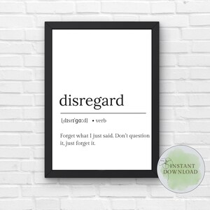 Peut inclure: Impression encadrée en noir avec le mot "disregard" en gras. En dessous, la prononciation et le mot "verbe". Le texte dit : "Oubliez ce que je viens de dire. Ne vous posez pas de questions, oubliez-le."