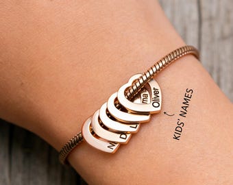 Custom Grandma Bracelet with Grandchildren's Names Personalized Family Heart Bangle Thoughtful Birthday Gift for Grandmother from Daugther