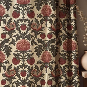 Könnte beinhalten: Cremefarbener Vorhangstoff mit einem sich wiederholenden Muster aus stilisierten Blumen und Früchten. Das Design zeigt große, strukturierte, rosarotfarbene Blüten, dunkelgrüne Blätter und kleinere, runde, rote Früchte. Die Gesamtästhetik erinnert an Vintage-Botanikausdrucke.