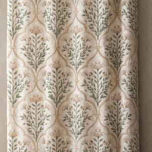 Puede incluir: Cortina color crema con un patrón floral repetitivo. El diseño presenta flores y hojas estilizadas en tonos verdes y beige, sobre un fondo neutro. El patrón está encerrado dentro de un marco arqueado decorativo.