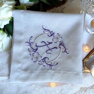 Servilletas de lino - Servilleta bordada - Servilleta de lino con monograma - Inicial bordada en morado con diseño floral para una elegante decoración de mesa