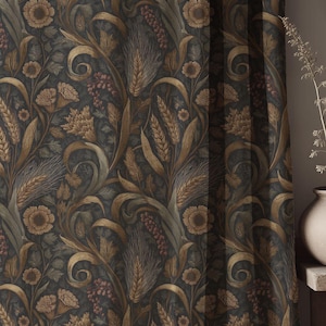 Puede incluir: Cortina de color verde azulado oscuro con un patrón repetido de trigo, flores y follaje en tonos dorados, marrones y verdes. El diseño tiene una estética vintage y botánica, adecuada para la decoración del hogar.