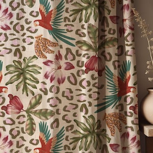 Może przedstawiać: Beżowy materiał z powtarzającym się wzorem zielonych liści, różowych i czerwonych kwiatów, pomarańczowych i brązowych plam lamparta oraz czerwonych i zielonych papug.
