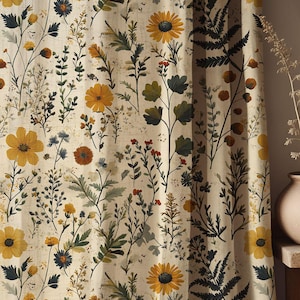Op de afbeelding: Crèmekleurig bloemengordijn met een herhalend patroon van gele zonnebloemen, blauwe en oranje wilde bloemen en groene bladeren. Het ontwerp heeft een vintage, handgeschilderde uitstraling, met een licht verouderde achtergrond.