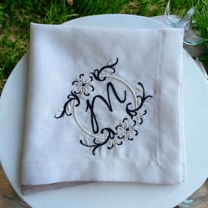 Servilletas de lino - Servilletas bordadas - Servilletas de lino con iniciales - Decoración floral bordada para mesas o cenas de aniversario - Regalo