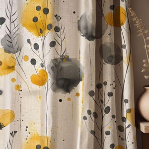 Puede incluir: Una cortina blanca con un patrón de acuarela de flores y hojas amarillas y grises. El patrón es abstracto y se asemeja a un campo de flores silvestres.