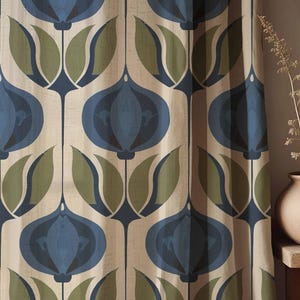Blommiga linnegardiner: Mid-Century Modern blå och olivfärgade botaniska draperier