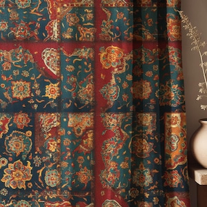 Puede incluir: Panel de cortina decorativo con un patrón detallado y ornamentado. El diseño presenta un motivo repetitivo de elementos florales y paisley en tonos de verde azulado, rojo y dorado. La cortina tiene una apariencia de patchwork con rayas rojas verticales.