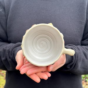 手作りの陶器製マッシュルームマグカップ | 唯一無二の陶器カップ | ウッドランドコテージコアマグ | アーティストサイン入り陶器 画像 6