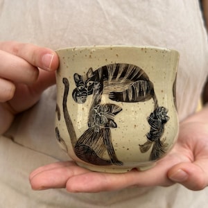 Mug blanc fait main, peint avec des chats noirs, avec anse et intérieur bleu.