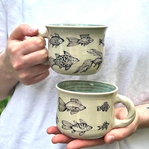 Handgefertigter Keramikbecher mit Fischmotiv – 325 ml