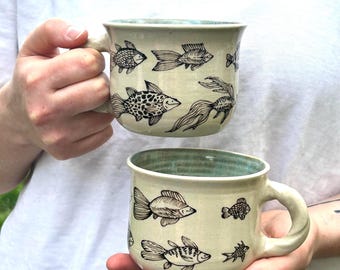 魚のデザインが描かれた手作り陶器マグカップ – 11オンス