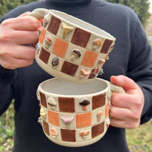 手作りの陶器製マッシュルームマグカップ | 唯一無二の陶器カップ | ウッドランドコテージコアマグ | アーティストサイン入り陶器 画像 8