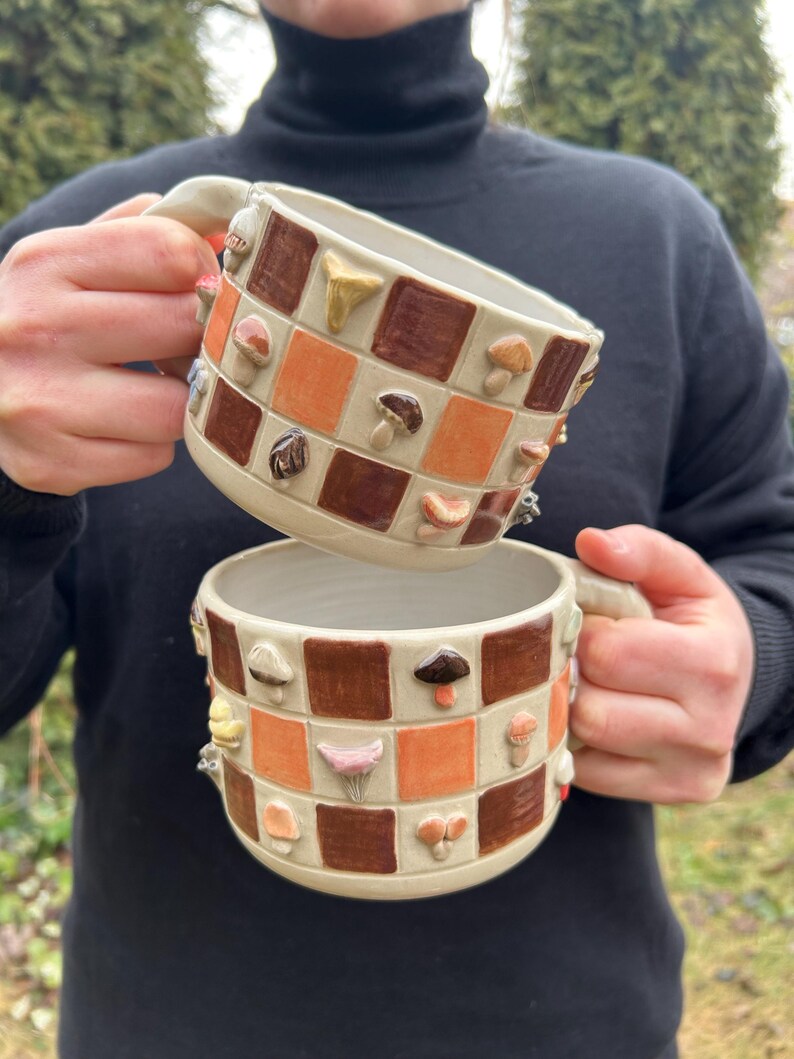 手作りの陶器製マッシュルームマグカップ | 唯一無二の陶器カップ | ウッドランドコテージコアマグ | アーティストサイン入り陶器 画像 8