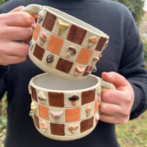 手作りの陶器製マッシュルームマグカップ | 唯一無二の陶器カップ | ウッドランドコテージコアマグ | アーティストサイン入り陶器 画像 5
