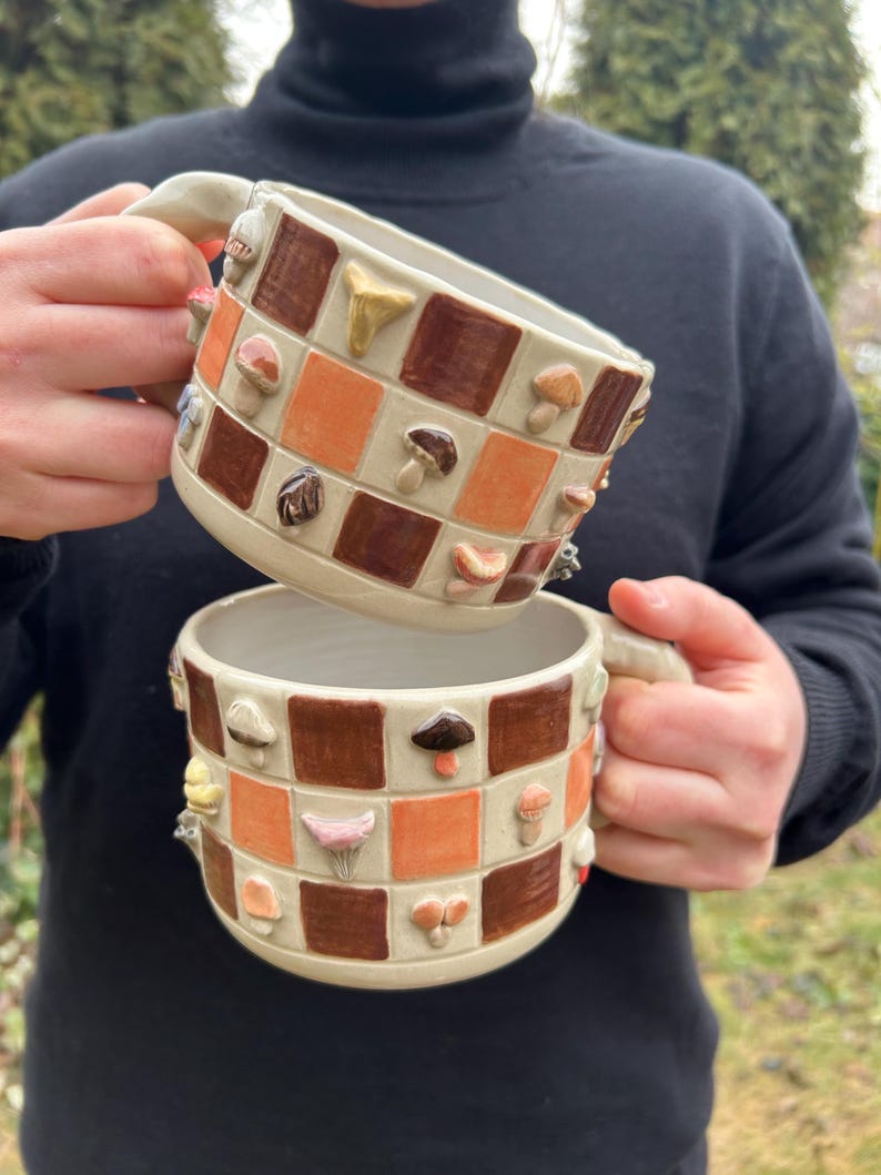 手作りの陶器製マッシュルームマグカップ | 唯一無二の陶器カップ | ウッドランドコテージコアマグ | アーティストサイン入り陶器 画像 5