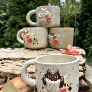 Handgemaakte keramische mok 450 ml – Gegraveerde kat in zak en knoop – Leuk cadeau voor kattenliefhebbers, koffiemok, unieke aardewerken mok