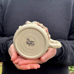 手作りの陶器製マッシュルームマグカップ | 唯一無二の陶器カップ | ウッドランドコテージコアマグ | アーティストサイン入り陶器 画像 4