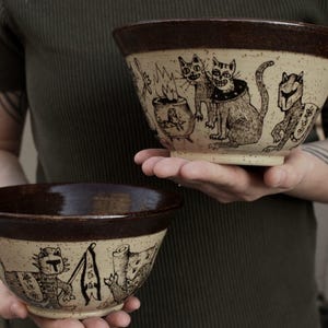 Handgefertigte Keramikschale mit mittelalterlichen Katzen – Einzigartige Illustration, spülmaschinenfest