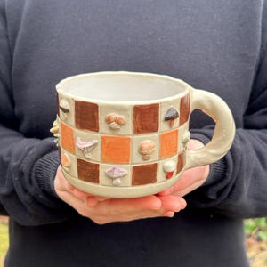 手作りの陶器製マッシュルームマグカップ | 唯一無二の陶器カップ | ウッドランドコテージコアマグ | アーティストサイン入り陶器 画像 7