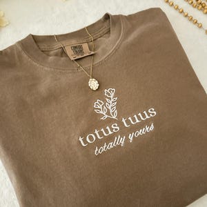 Camiseta bordada Totus Tuus, camiseta católica mariana, Virgen María, Totalmente tuya, regalo católico para mujer, camiseta basada en la fe, Madre María