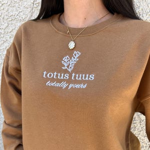 Sudadera bordada Totus Tuus, suéter católico mariano, Virgen María, camisa Totally Yours, regalo católico para mujer, cuello redondo basado en la fe