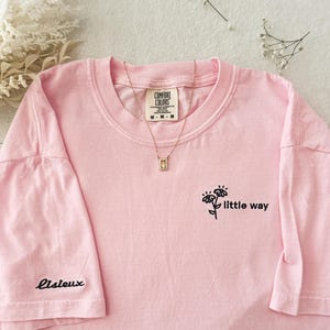 T-shirt St. Theresia van Lisieux, geborduurd katholiek heilige shirt, op geloof gebaseerde christelijke kleding, Little Way, katholiek cadeau, religieus cadeau