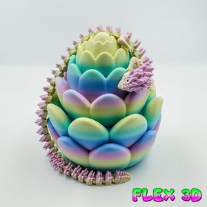 Puede incluir: Una escultura de dragón multicolor impresa en 3D. La escultura presenta un dragón envuelto alrededor de una estructura en forma de flor. El dragón es de color púrpura claro con una cabeza detallada. La flor es un degradado de azul, verde, amarillo y morado. El texto "FLEX 3D" está en la parte inferior derecha.