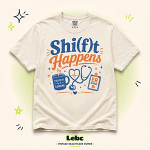 Puede incluir: Una camiseta de manga corta color crema con el texto azul y naranja Shi(f)t Happens. El gráfico incluye una taza de café con la etiqueta Fueled by Caffeine, un estetoscopio en forma de corazón y un portapapeles con la etiqueta ER Nurse y una estrella.
