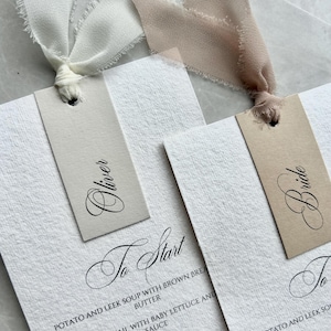 Marque-places de menu de mariage, décoration de table, menus d'événements, menus avec porte-nom et ruban, menus texturés, menus élégants, rustique,