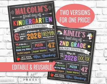 Può includere: Due cartelli in stile lavagna con testo colorato. Uno dice "Malcolm's first day of Kindergarten" e l'altro dice "Kinlee's last day of 2nd Grade". Entrambi includono dettagli personali come età, preferenze e nome dell'insegnante.