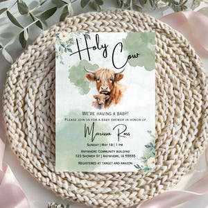 Puede incluir: Una invitaci&oacute;n de baby shower verde y blanca con una ilustraci&oacute;n de acuarela de una vaca de las tierras altas y su ternero. El texto dice "Holy Cow! We're having a baby! Please join us for a baby shower in honor of Marissa Ross. Sunday, May 18 | 1 PM. Anywhere Community Building, 123 Shower St | Anywhere, IA 55555. Registered at Target and Amazon."