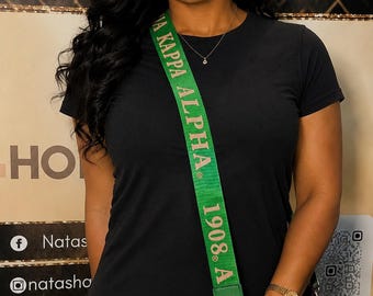 Correa para bolso Alpha Kappa Alpha, también conocida como correa para bolso cruzado, también conocida como regalo