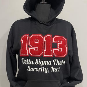 Delta Signa Theta Hoodie: 1913 Chenille Patch, besticktes Schwesternmodell