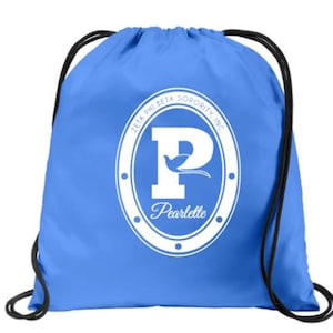 Puede incluir: Una bolsa azul con cordón y cordones negros. La bolsa presenta un emblema ovalado blanco con el texto "Zeta Phi Beta Sorority, Inc." y una "P" estilizada con una paloma, y la palabra "Pearlette".