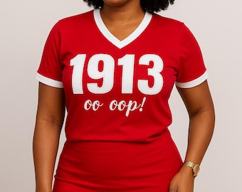 Camiseta de cuello en V bordada Delta Sigma Theta: camiseta roja y blanca de la hermandad DST
