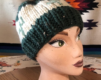 Gorro de cactus saguaro tejido a mano: gorro Wool-Ease con pompón de piel reciclada.