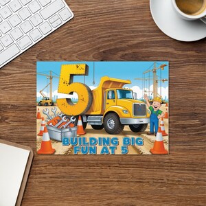 Construire en s'amusant à 5 ans - Carte d'anniversaire pour garçons avec un design de camion et de constructeur