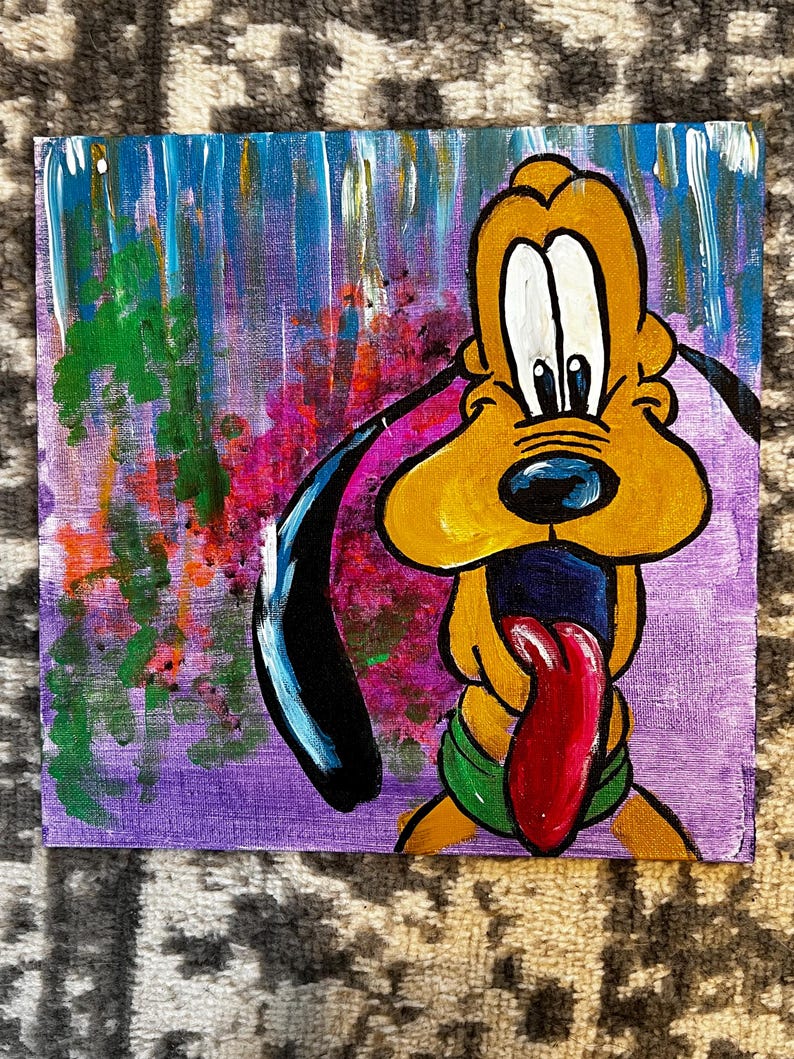 Peut inclure: Une peinture color&eacute;e d'un chien de dessin anim&eacute; avec un grand sourire idiot et une longue langue rouge qui sort. Le chien est peint dans des tons de jaune, de brun et de noir, et l'arri&egrave;re-plan est un m&eacute;lange vibrant de violet, de bleu et de vert.