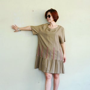 Boho Chic Smart Casual Kurzarm Dusty Olive Baumwoll-Mix Leinen Boho Kleid Tunika mit Rüschen Saum