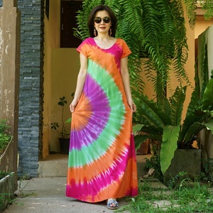 Robe longue bohème tie-dye, robe évasée multicolore tie-dye, robe hippie, robe arc-en-ciel, vêtements de festival, robe de villégiature colorée JB6B