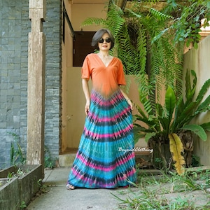 Vestido largo bohemio con escote en V profundo, mangas cortas acampanadas y efecto tie dye arcoíris, vestido largo hippie, ropa de festival, vestido festivo colorido - LD17L