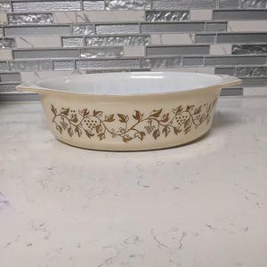 Pyrex 2 1/2 QT Casserole Dish Golden Grapes Design No Lid