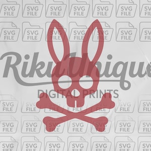 Può includere: Un design grafico rosso che raffigura un teschio di coniglio stilizzato con orecchie lunghe e due denti anteriori, posizionato sopra ossa incrociate. Il testo RikuUnique DIGITAL PRINTS è sovrapposto in grigio su uno sfondo di icone SVG FILE.