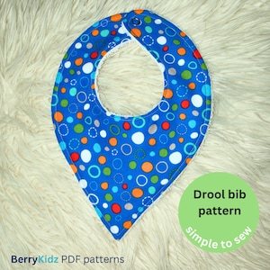 Peut inclure: Une bavette bleue et blanche avec un motif de cercles colorés. La bavette est faite d'un tissu doux et a une doublure en polaire. Le texte "Drool bib pattern simple to sew" est écrit sur un cercle vert.