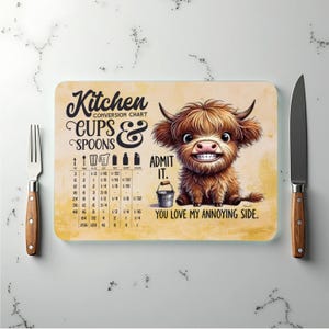 Puede incluir: Tabla de cortar de cocina rectangular con un diseño caprichoso. La tabla presenta una tabla de conversión de cocina y una vaca de las Tierras Altas de dibujos animados con el texto "ADMÍTELO. TE ENCANTA MI LADO MOLESTO."