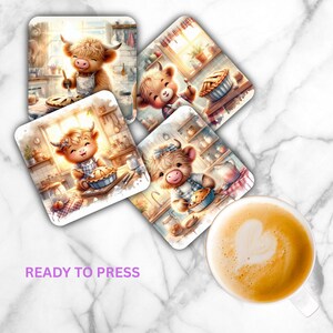 Könnte beinhalten: Vier quadratische Untersetzer mit Illustrationen von flauschigen Hochlandrindern in Schürzen, die in einer Küche Kuchen backen. Die Untersetzer sind um eine weiße Tasse mit Kaffee und herzförmigem Milchschaum angeordnet. Text READY TO PRESS.