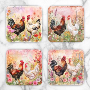 Puede incluir: Juego de cuatro posavasos cuadrados con diseños de gallos y gallinas en acuarela. Cada posavasos muestra un par de gallos y gallinas entre coloridas flores. Los posavasos tienen un acabado brillante y están sobre un fondo de mármol.