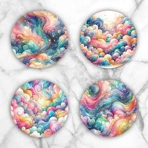 Puede incluir: Cuatro posavasos redondos con diseños coloridos y arremolinados. Cada posavasos presenta un patrón único de estilo acuarela de azules, rosas, amarillos y verdes, que se asemeja a nubes y elementos celestiales. Los posavasos están sobre un fondo de mármol blanco.