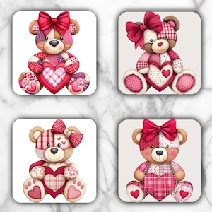 Peut inclure: Quatre dessous de verre carrés représentant des ours en peluche avec des nœuds rouges et des cœurs. Les ours sont faits de tissu patchwork dans des tons de rouge, rose et marron. Chaque ours tient un cœur.